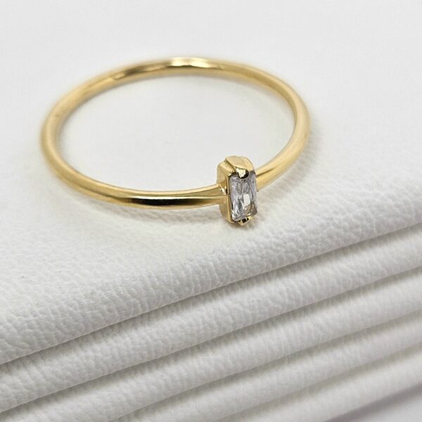 Anillo Liso con Piedra Baguette - Imagen 3