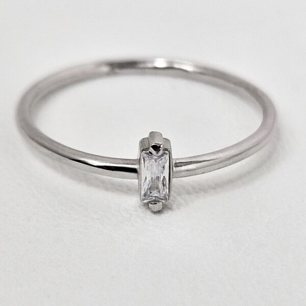 Anillo Liso con Piedra Baguette - Imagen 2