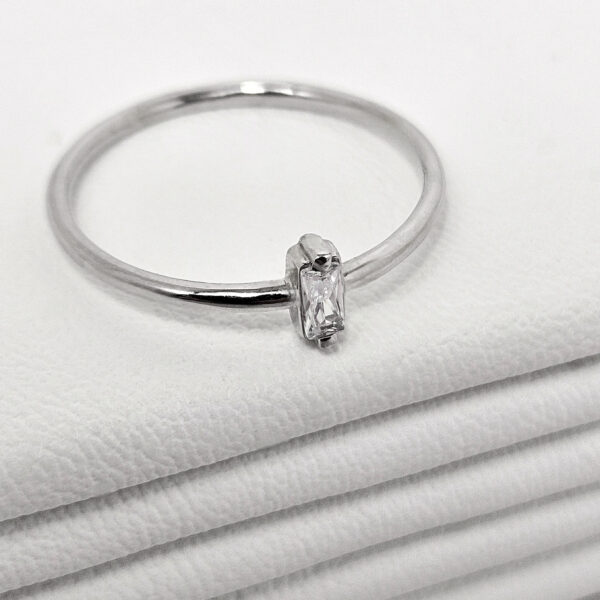 Anillo Liso con Piedra Baguette - Imagen 3